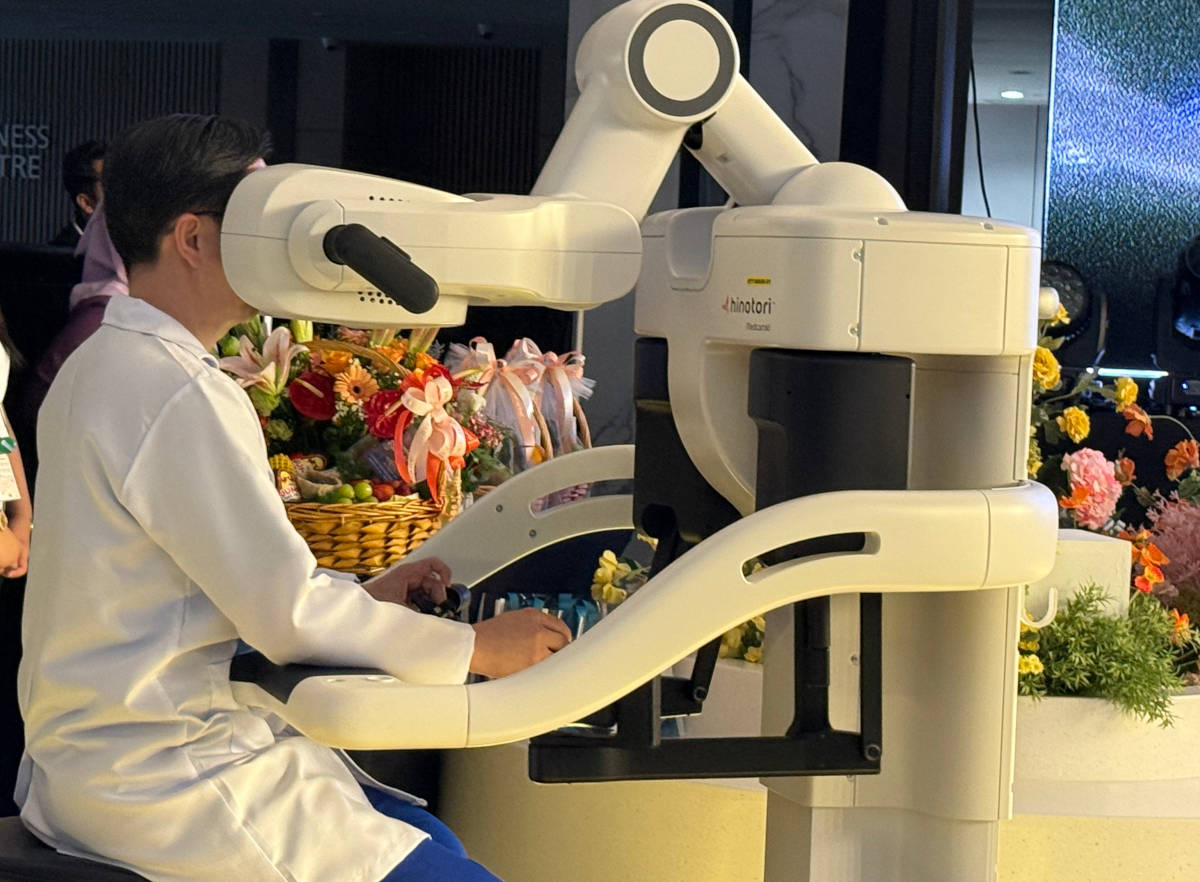 Dokter mengoperasikan bedah robotik hinotori